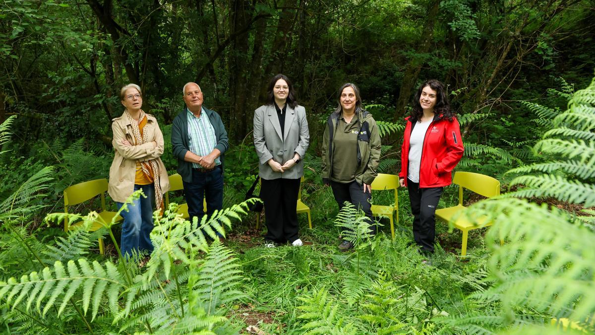 De Izq. a Dcha: Verónica Marcos (Fademur); Celestino Veiga (propietario forestal); Gaby Barreiro (Faro de Vigo); Noemí García (Ence) y Pilar Orol (Tenzas).