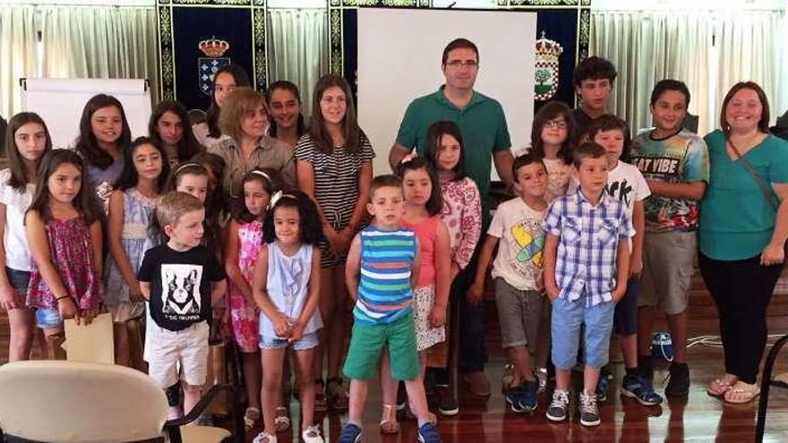 El alcalde con los escolares en el Concello. // D. P.