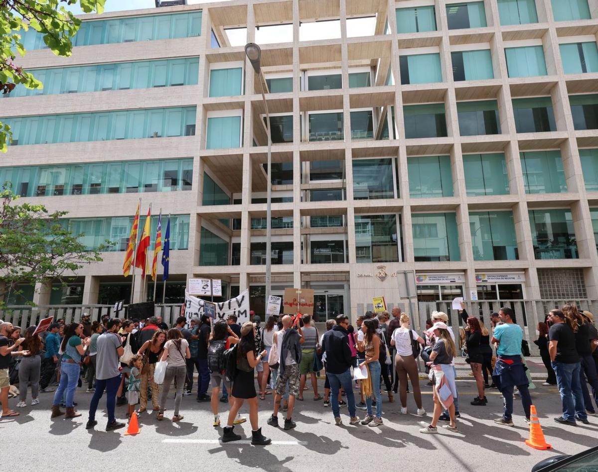 La concentración reunió a unas 70 personas frente a la sede del Consell. | J.A.RIERA