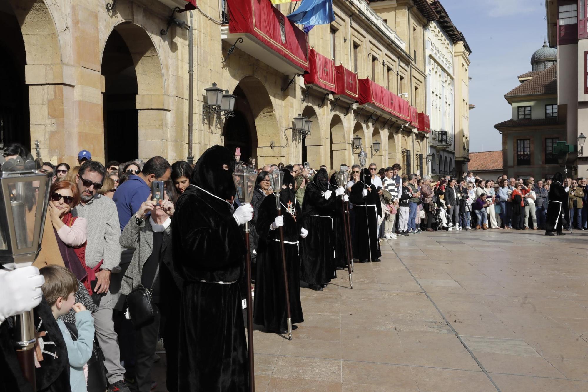 La procesión intergeneracional del Santo Entierro emociona Oviedo