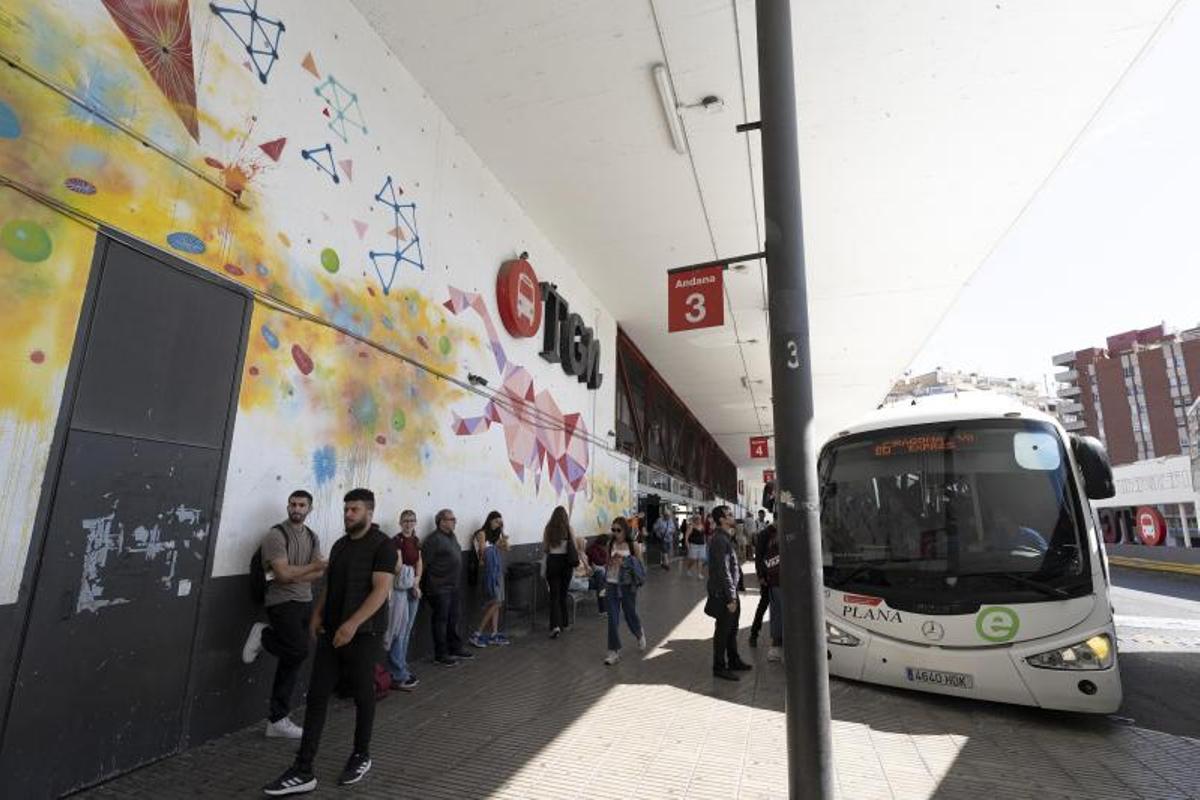 Estación de autobuses de Tarragona, con una de las paradas del bus alternativo.