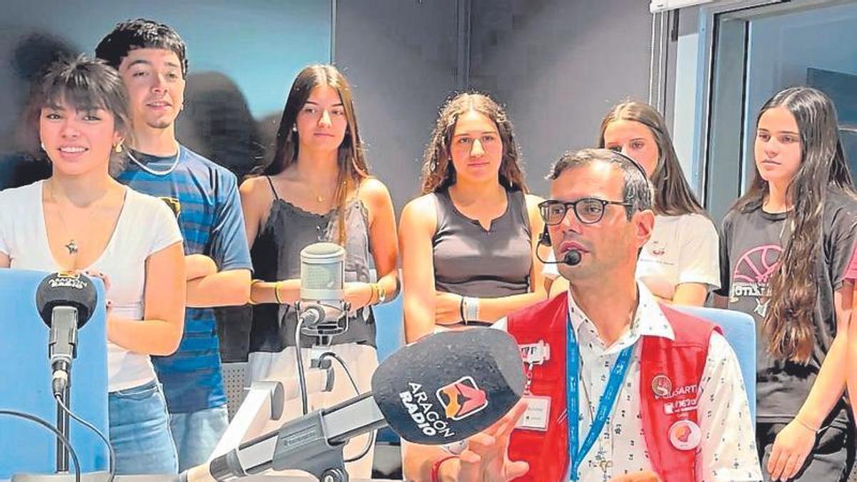 Javier Anquela charla con un grupo de visitantes en Aragón Radio