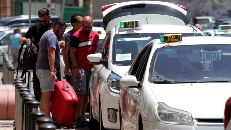 Varios taxis recogiendo a viajeros en la estación de trenes de Cartagena.