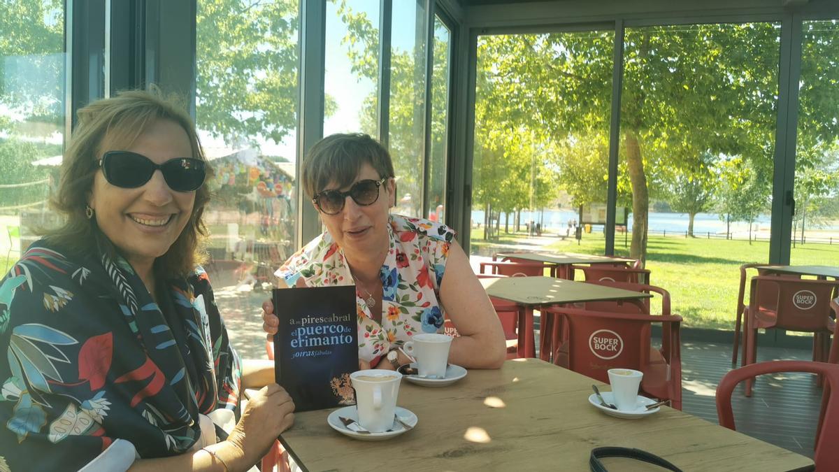 Dos miembros de Sabaria, con el ejemplar del primer libro publicado.