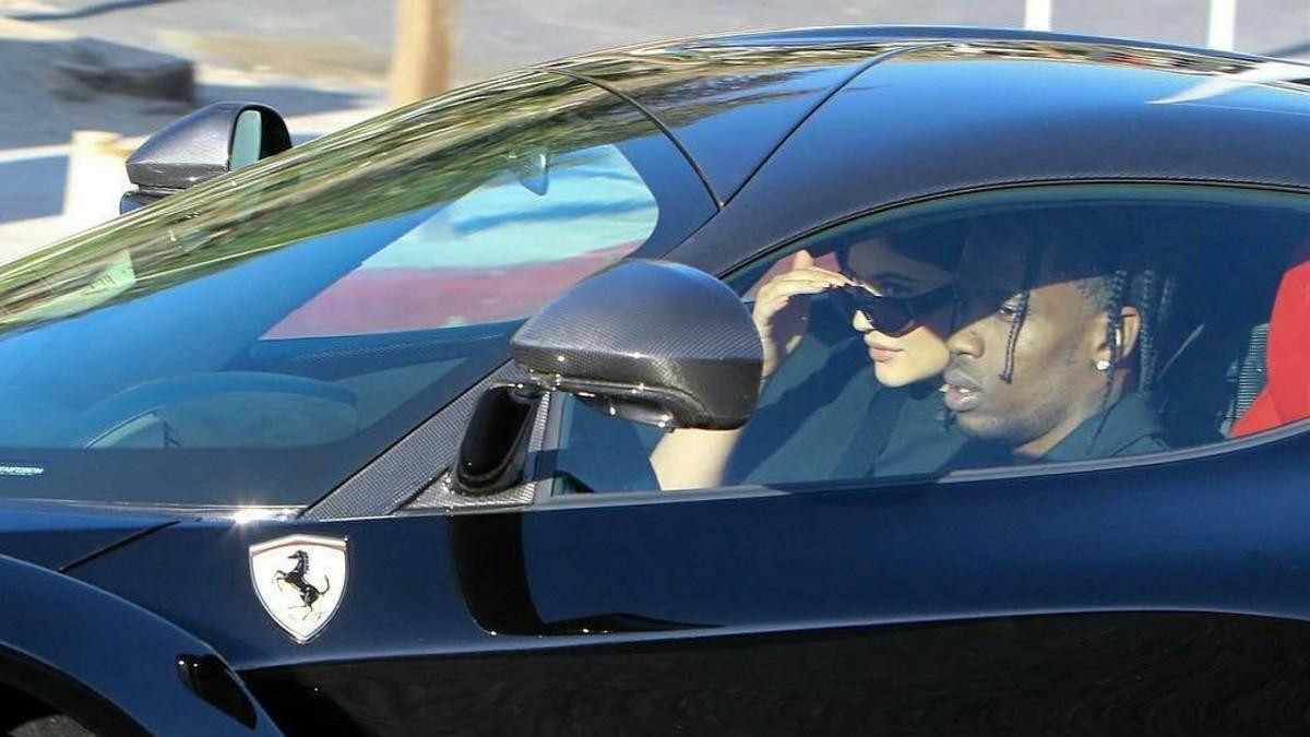Kylie Jenner y Travis Scott pasean en Ferrari