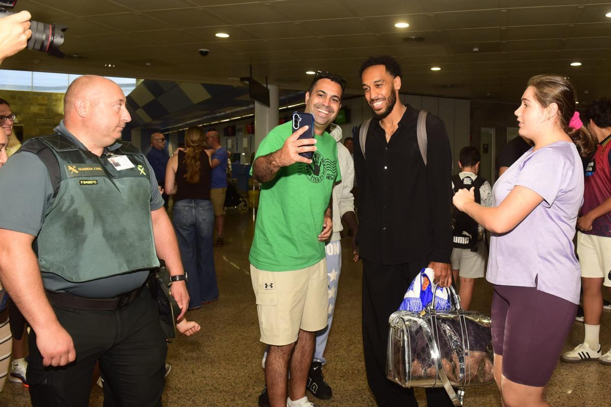 Aubameyang ya está en A Coruña tras firmar por el Deportivo