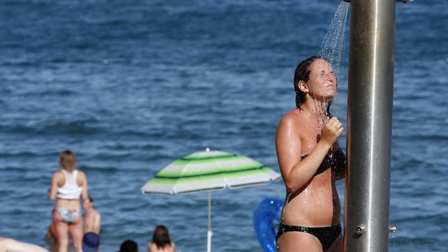 Una joven en las playas de Málaga.