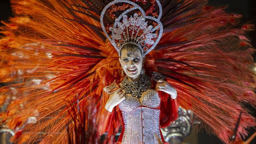 Un momento del desfile de Carnaval de ayer por la tarde en la Ciudad del Sol