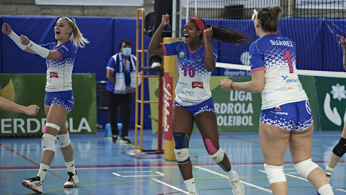Las jugadoras del Sanaya Libby´s celebran un punto en el encuentro de hoy.