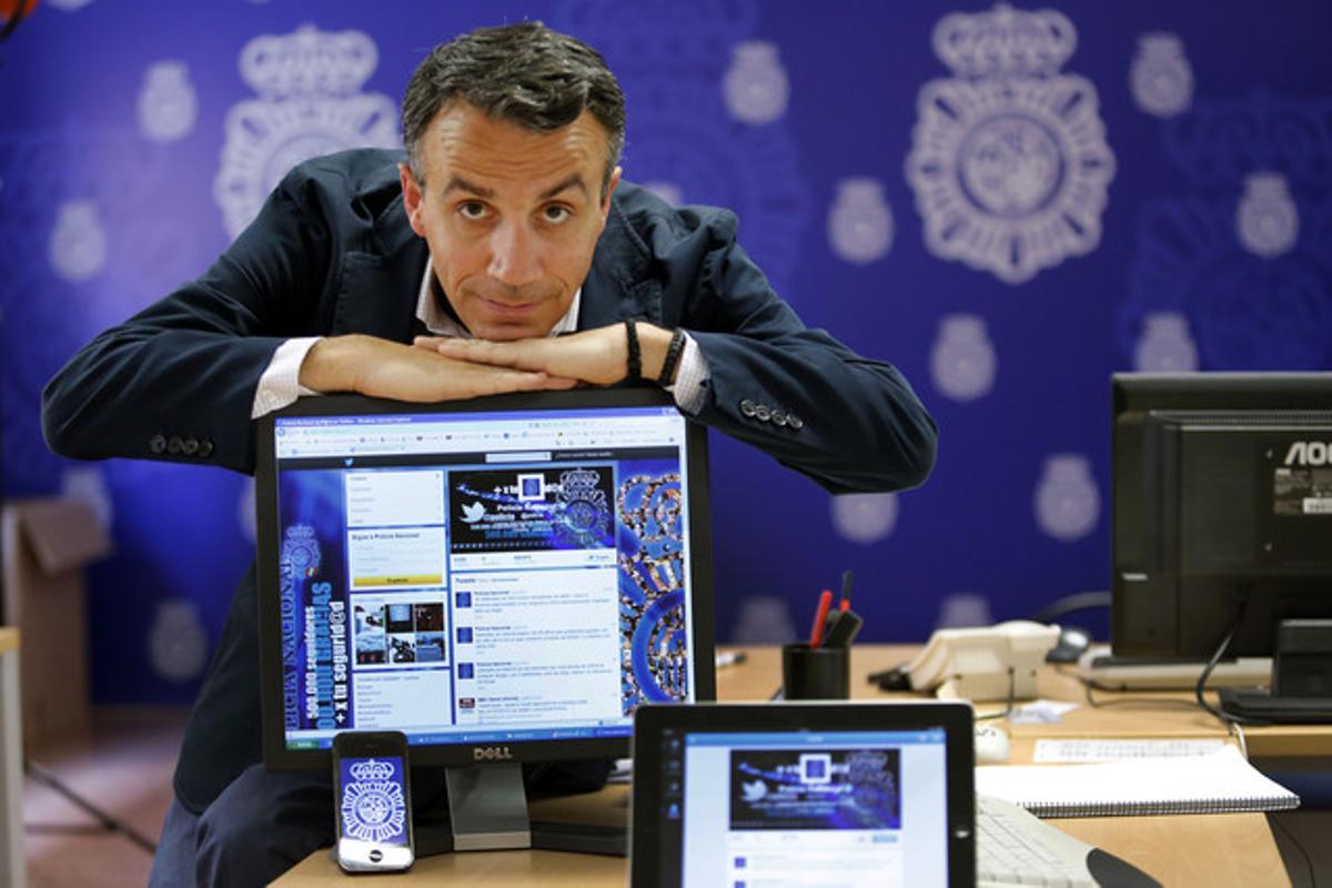 Carlos Fernández Guerra. Social Media Manager (responsable de Xarxes Socials) de la Policia Nacional. Carlos Fernández Guerra. Social Media Manager (responsable de Xarxes Socials) de la Policia Nacional.