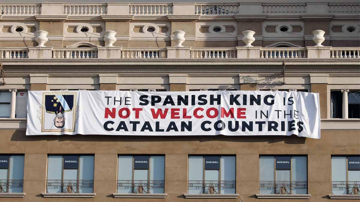 Colgada una pancarta contra el Rey en la plaza de Catalunya el dia del homenaje a las víctimas de los atentados.