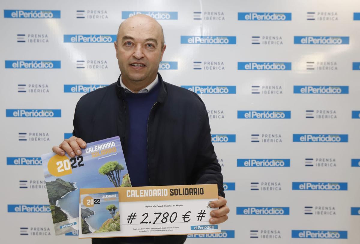 Entrega del cheque a la Casa de Canarias en Aragón
