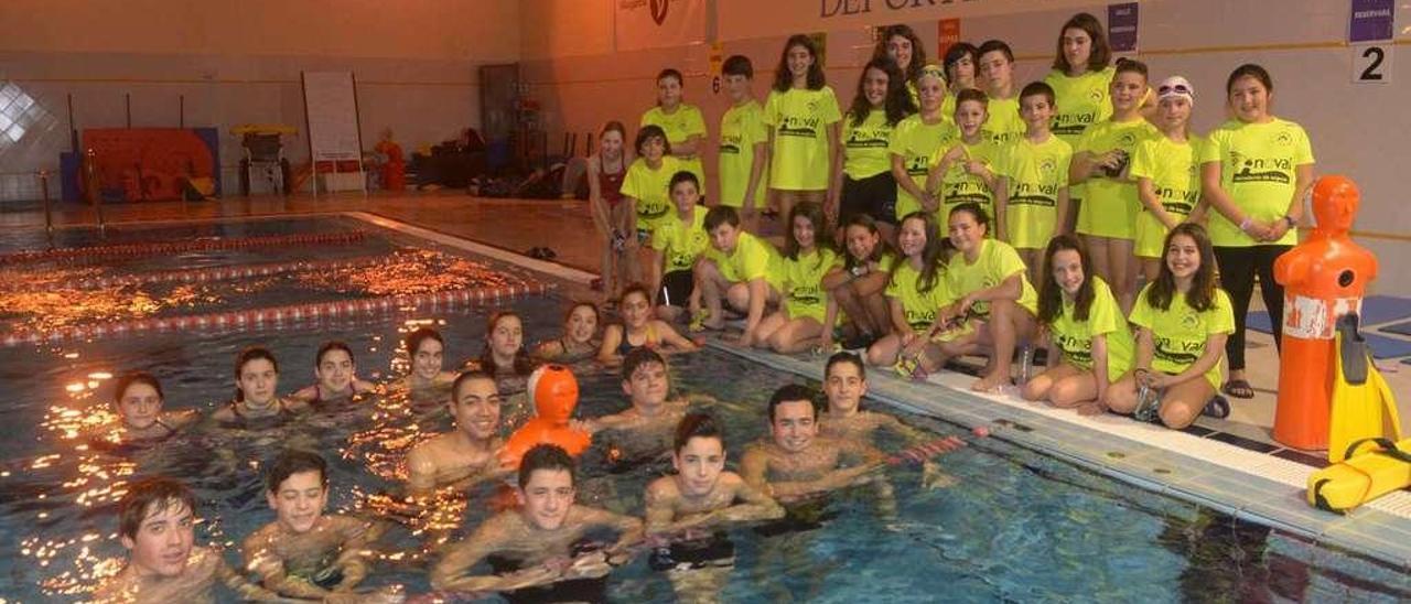 Componentes de los clubes de natación y salvamento durante uno de sus entrenamientos en Fontecarmoa. // Noé Parga