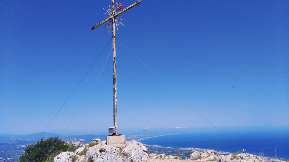 La cruz de la cima del Montgó