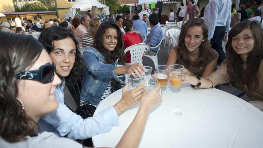 Asistentes a una pasada edición de un festival cervecero de Castrillón.