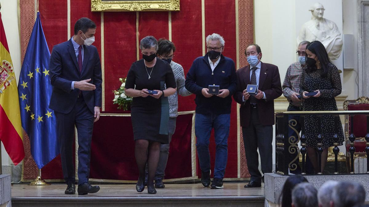 Sánchez conversa con los condecorados en el acto institucional.