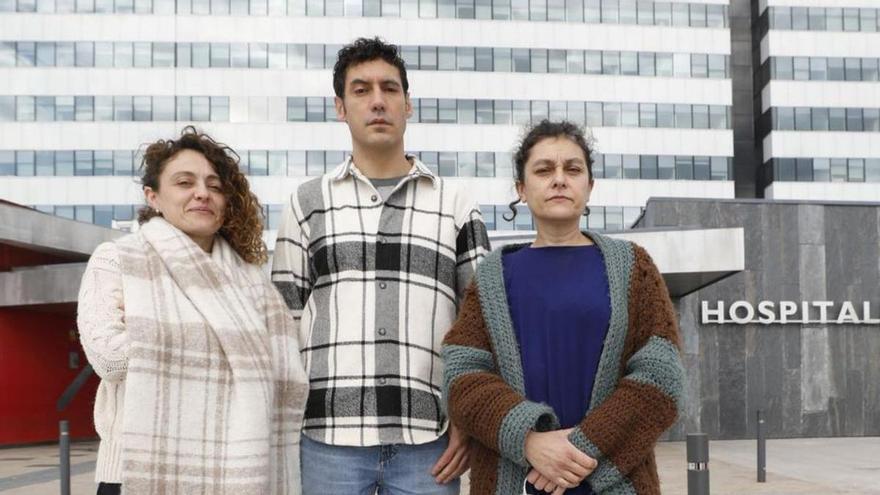 De izquierda a derecha, Ángela Rodríguez García, Jorge Prieto Gómez y Arantxa García López, ayer, delante del HUCA. | Luisma Murias