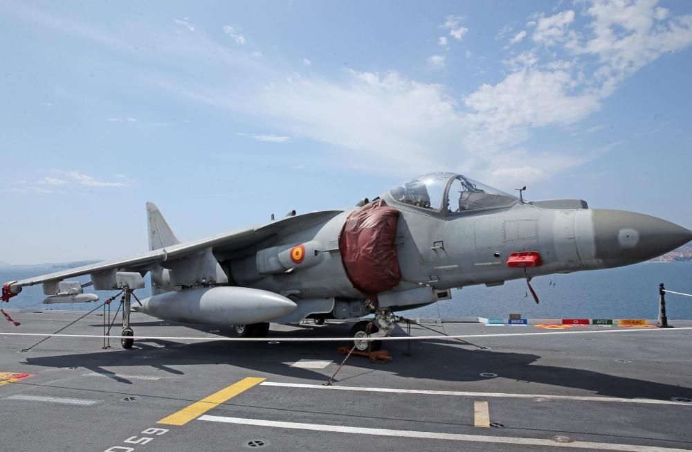 Descubre por dentro el portaaviones ''Juan Carlos I'', atracado en Vigo. // Marta G. Brea