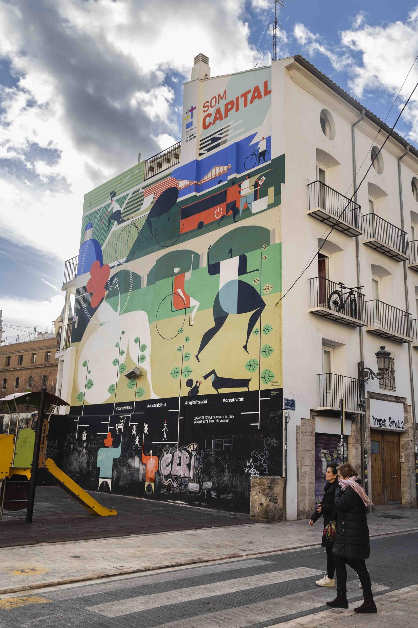 Así es el nuevo mural sobre València en la plaza Mossèn Sorell