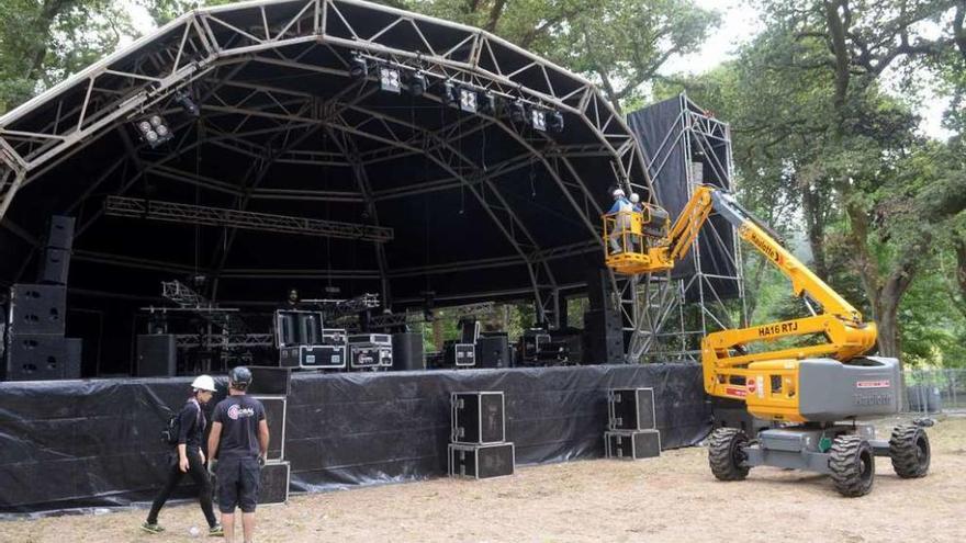 Instalación del escenario en la Carballeira durante la mañana de ayer. // Noé Parga