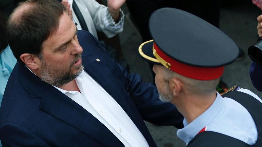 Oriol Junqueras, saluda a un mosso el pasado 1-O