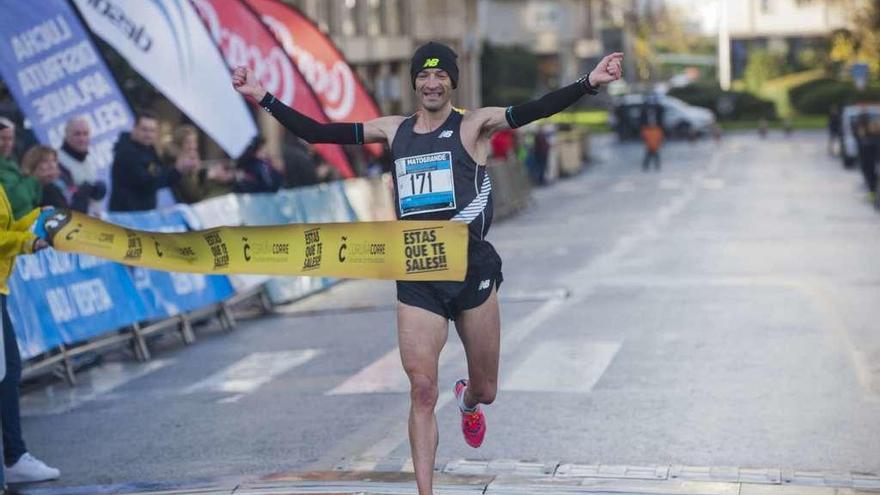 Lolo Penas celebra su entrada en meta en la carrera de Matogrande, el pasado fin de semana.