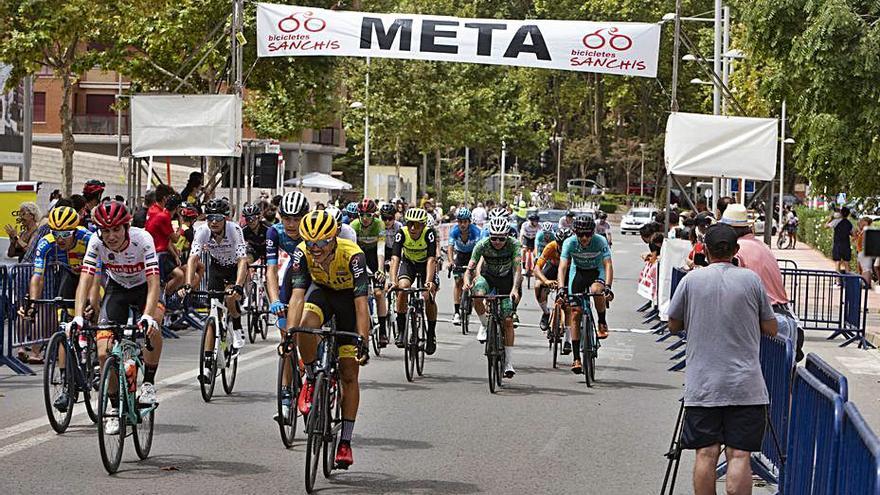 Corredores cruzando la meta, ayer en la carrera de Xàtiva. | PERALES IBORRA