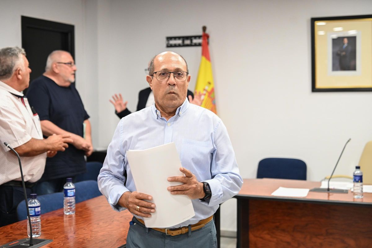 José Sampere, portavoz del PSOE y exalcalde, cuando dejó el salón de plenos tras el primer intento frustrado de moción de censura el pasado mes de junio