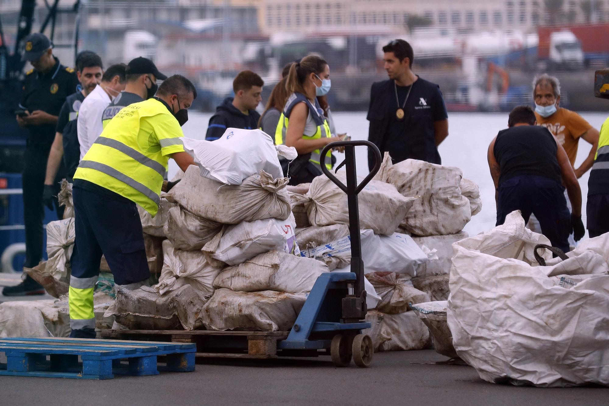 Trasladan a Gran Canaria a cinco detenidos en un pesquero con droga