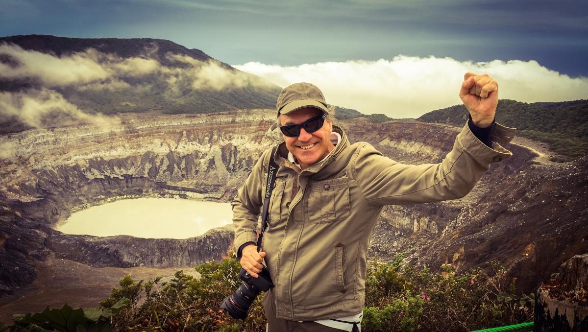 Gonzalo Azumendi en el volcán Poás.