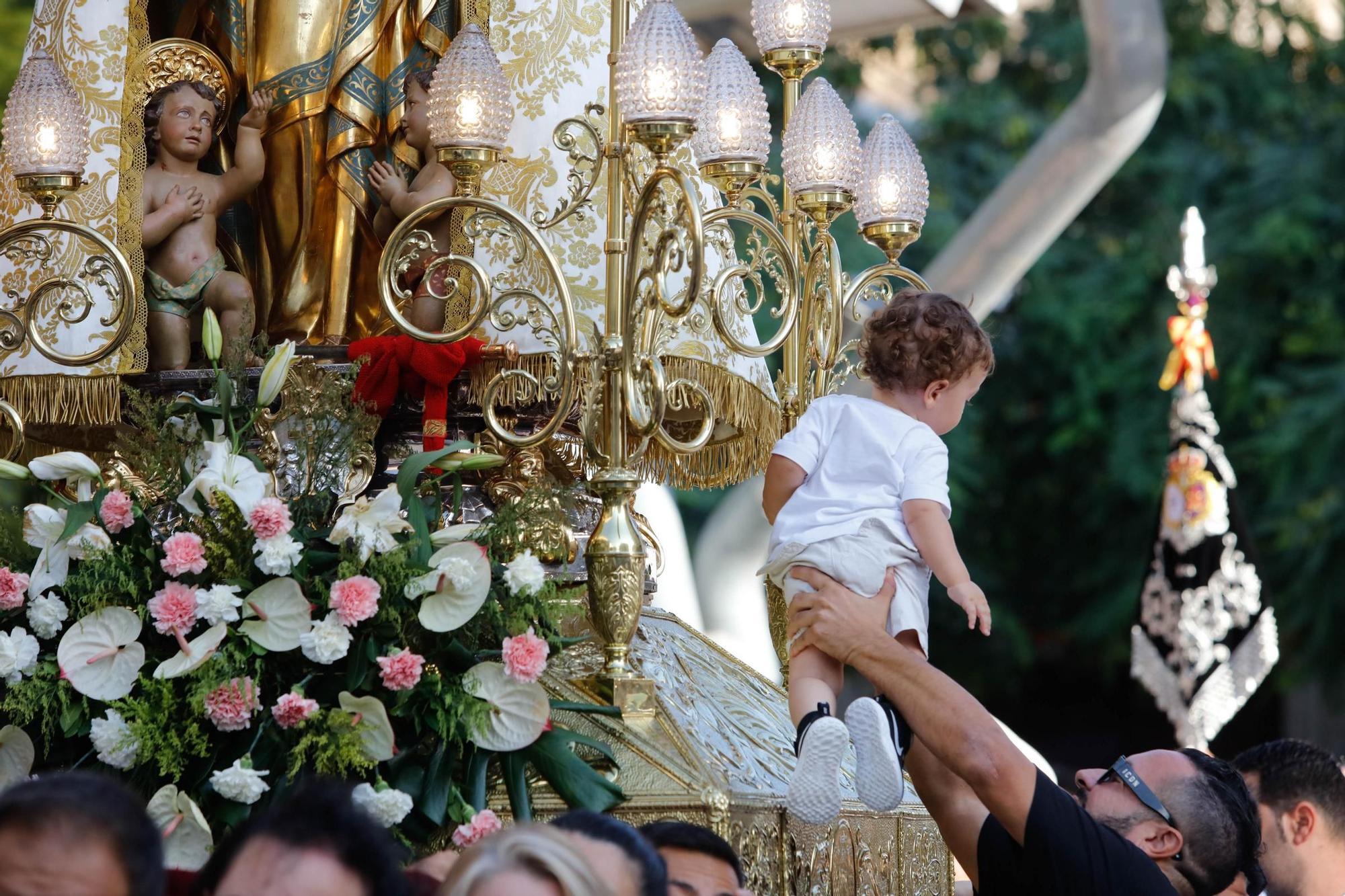 Mira las imágenes de la procesión de la parroquia de Santa Creu