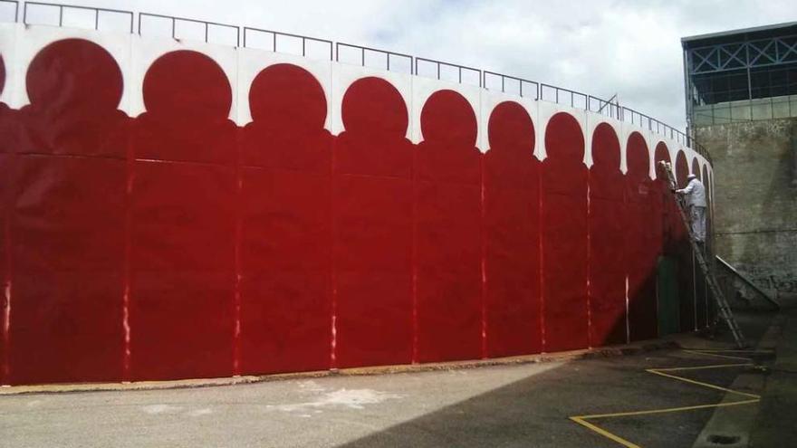 Plaza de toros recién pintada, con un operario dando los últimos retoques. Foto S. G. C.