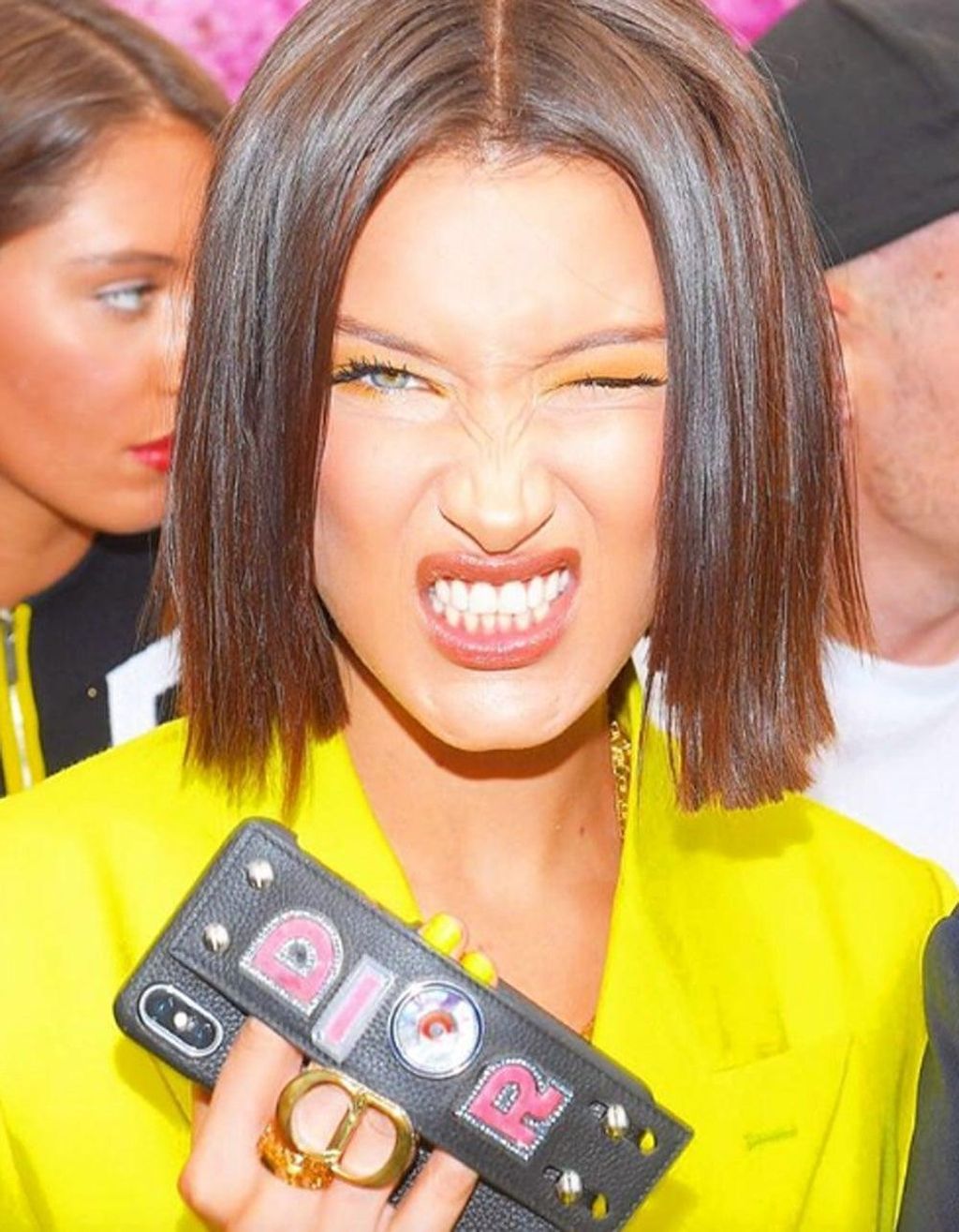 Bella Hadid con look flúor