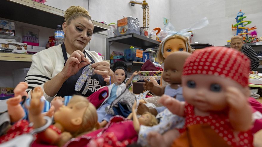 Un taller entre Murcia y Alcantarilla en el que 15 mujeres reparan juguetes y sus propias vidas