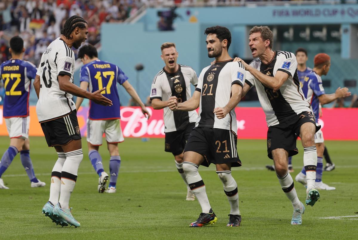 Doha (Qatar), 23/11/2022.- Ilkay Guendogan (C) of Germany celebrates with teammates after scoring the opening goal from the penalty spot during the FIFA World Cup 2022 group E soccer match between Germany and Japan at Khalifa International Stadium in Doha, Qatar, 23 November 2022. (Mundial de Fútbol, Alemania, Japón, Catar) EFE/EPA/Ronald Wittek