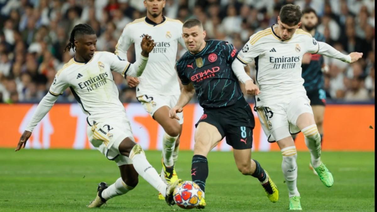 Valverde y Camavinga presionan a Kovacic, del City