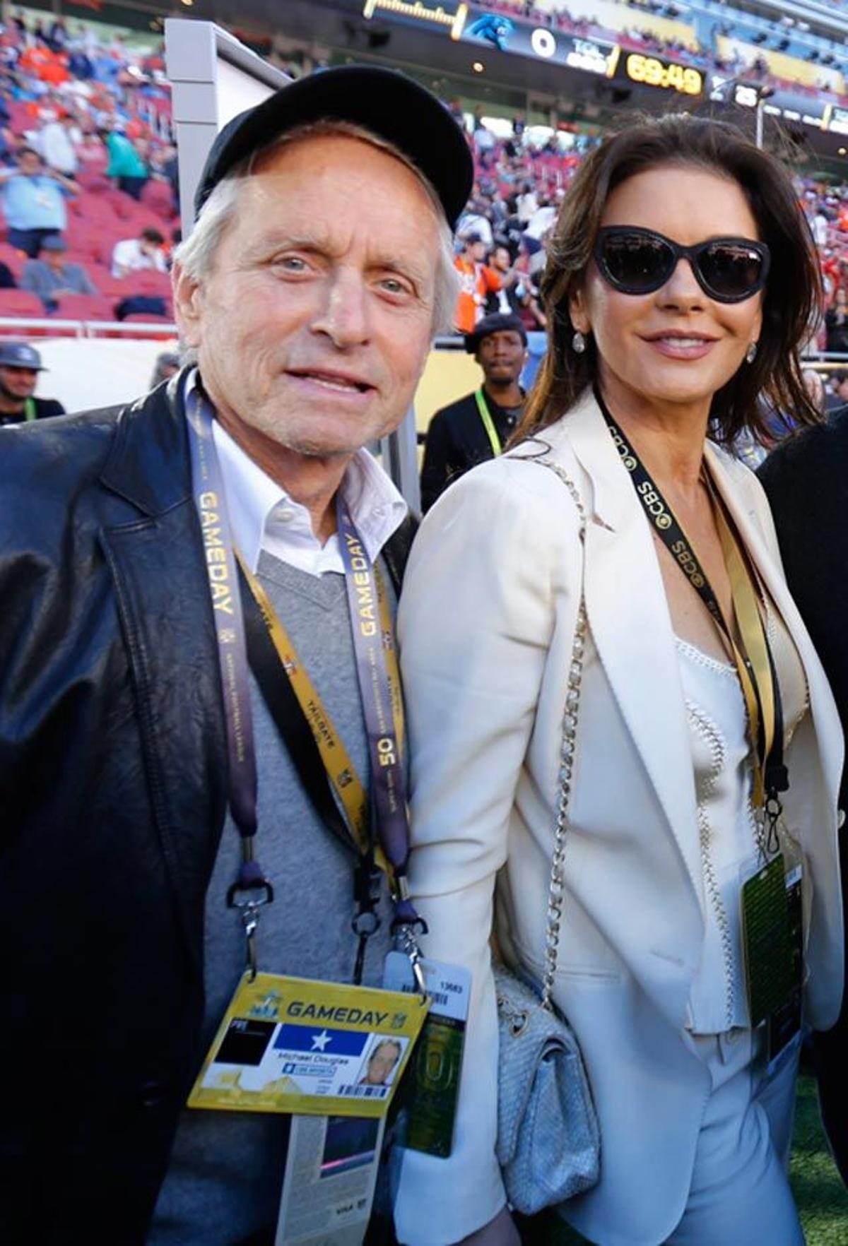 Michael Douglas y Catherine Zeta-Jones, en la Super Bowl