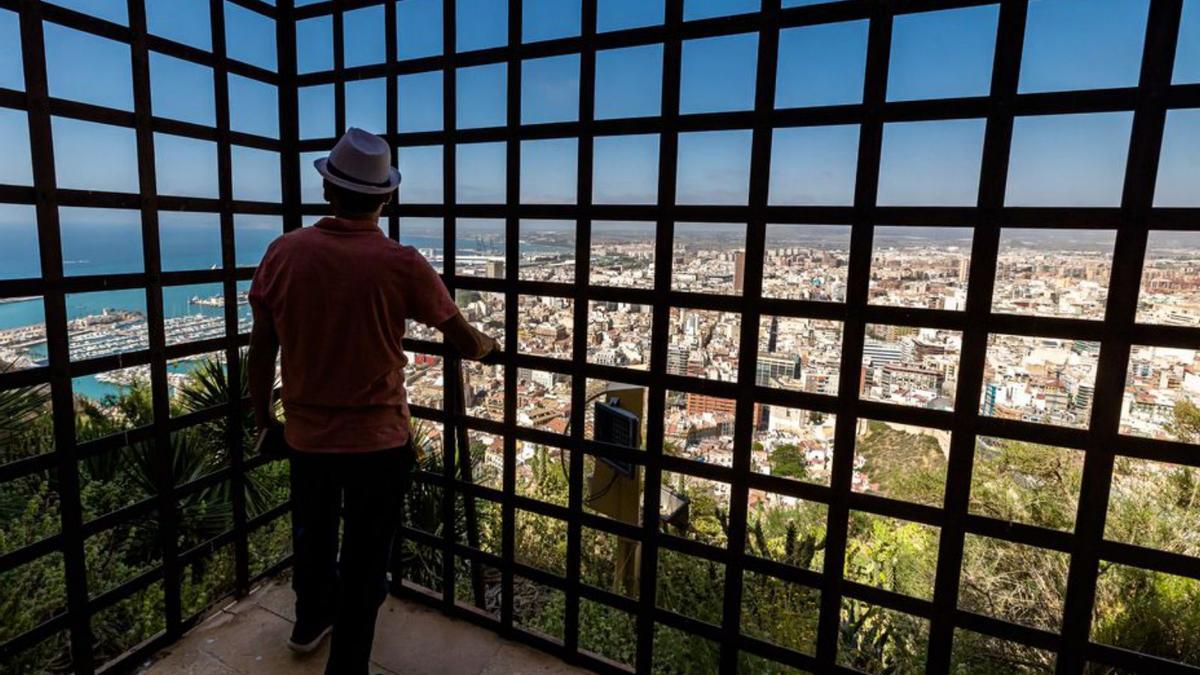 Vista de la ciudad desde la puerta de la Escala. | DAVID REVENGA