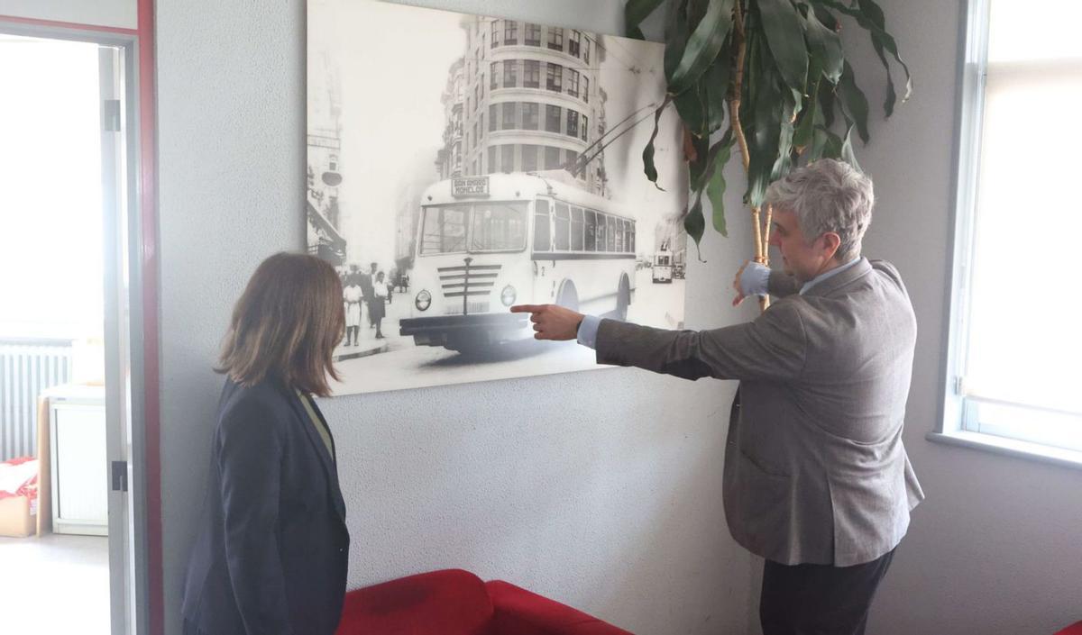 La tercera generación de los Prada, ante una foto antigua del trolebús. | Iago López