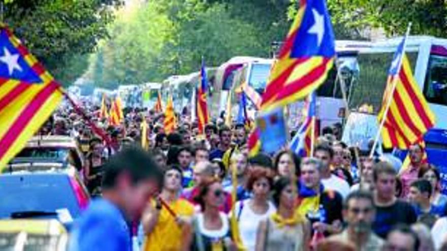 Una multitudinaria marcha clama por una Cataluña independiente