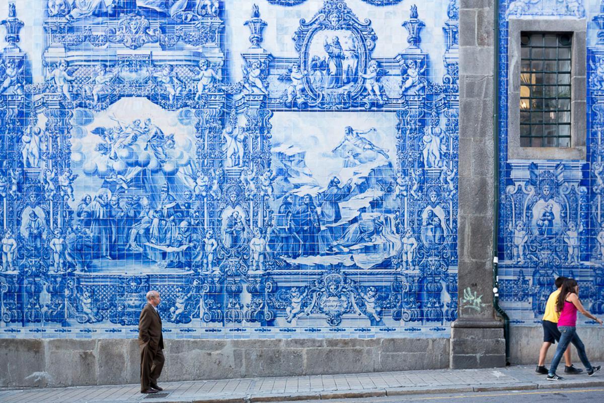 Los azulejos portugueses convierten las fachadas en auténticos relatos visuales, una de las señas de identidad artística del país.