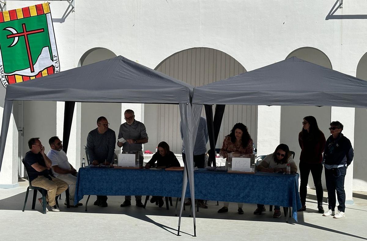 Los responsables de la Associació de Moros i Cristians cuentan los votos