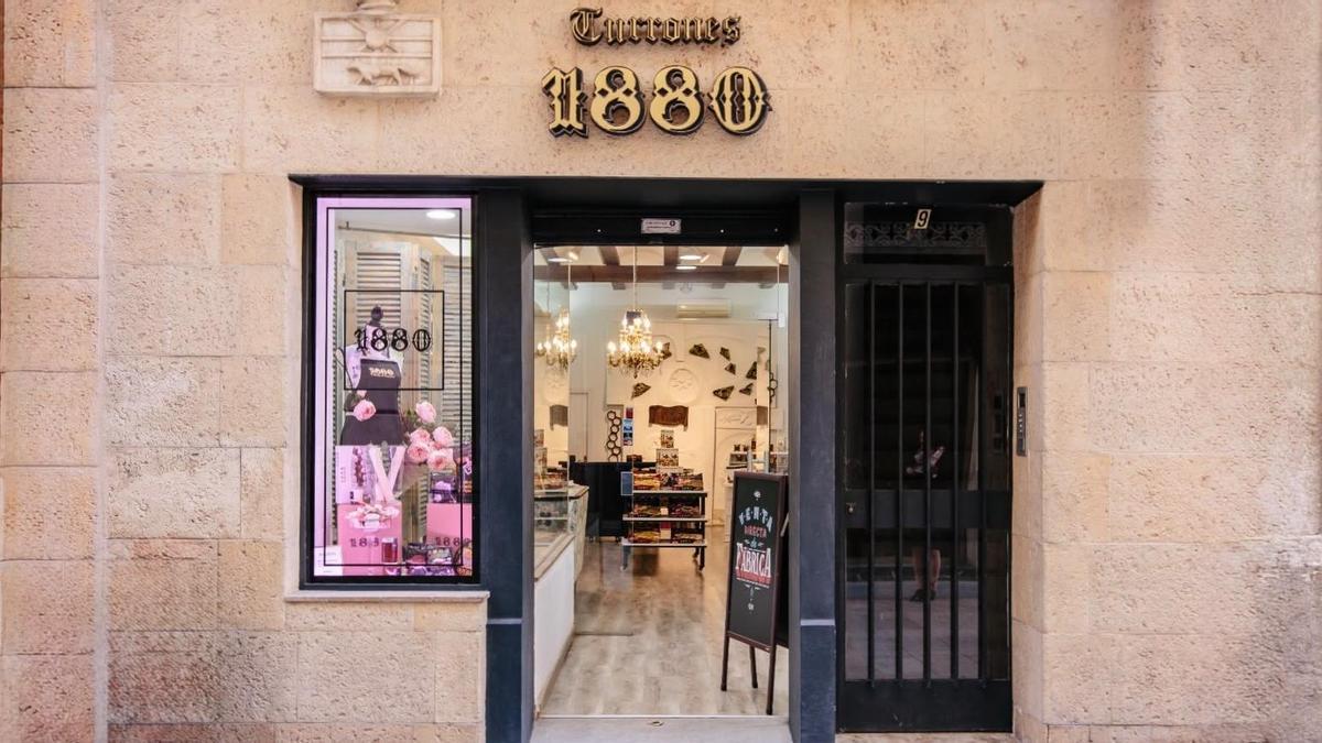 Las tiendas Casa 1880, en pleno centro de Alicante, y el Museo del Turrón en Xixona permiten descubrir y degustar más de 300 años de tradición turronera.