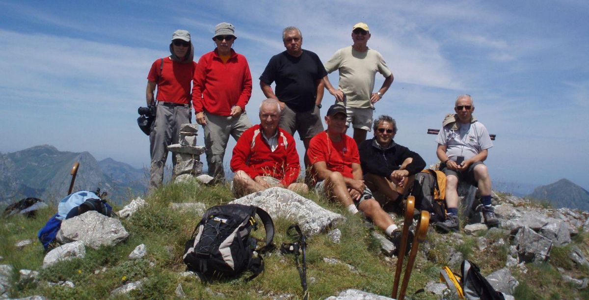 Arriba, contemplando el Macizo Occidental de los Picos de Europa desde el Collado Pumerín. Abajo, regreso por el bosque de Peloño.