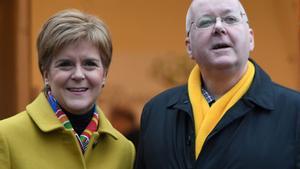 La exprimera ministra principal de Escocia, Nicole Sturgeon, y su marido, Peter Murrell, en una imagen del año 2019.