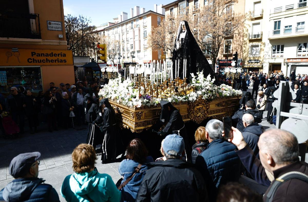En imágenes | La procesión de 'Las Esclavas' sale a las calles de Zaragoza