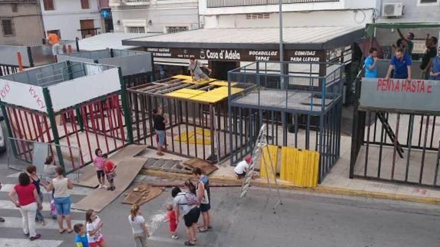 Almenara habilita un solar municipal para guardar los «cadafals» de las peñas