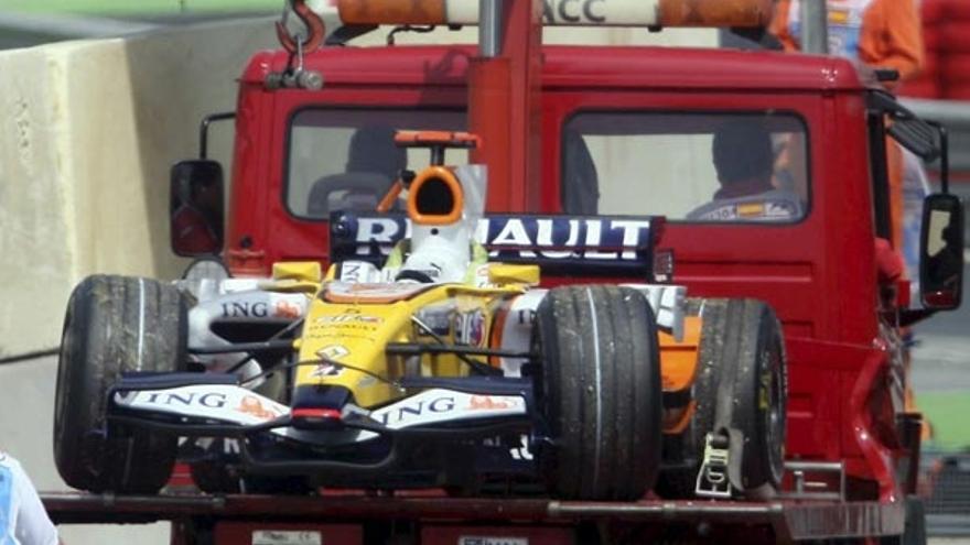 El Renault del piloto asturiano Fernando Alonso tras retirarse de la carrera