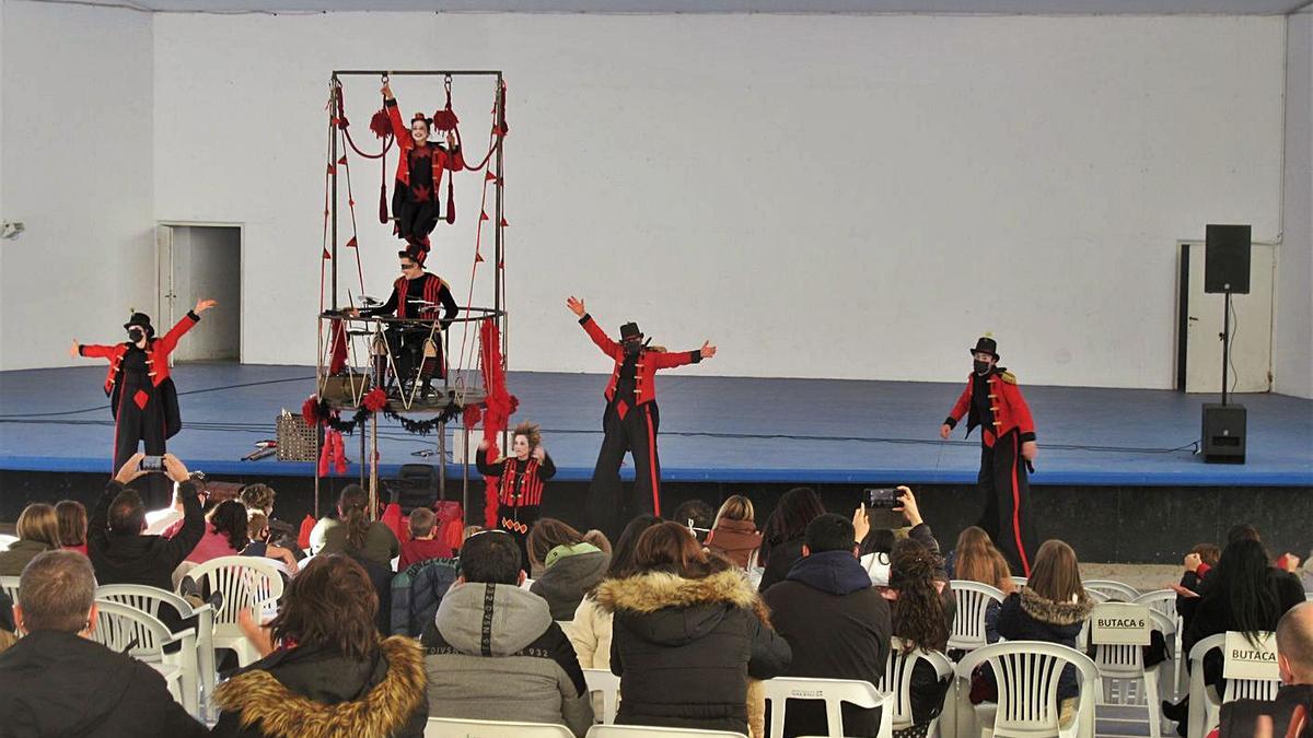 La Troupe Malabó aterriza con su circo en Burjassot | V.R. SANCHO