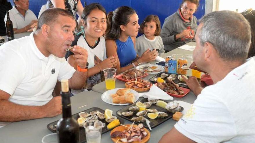 Varios asistentes degustan las ostras, además de pulpo y churrasco. // Noé Parga